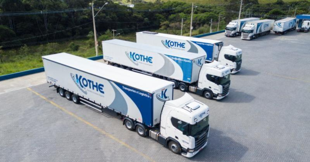 A foto mostra 3 carretas da frota da Kothe